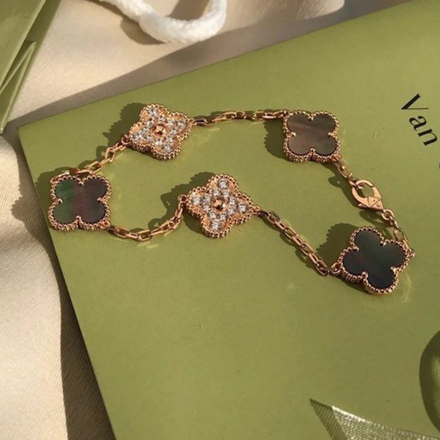 [Saipan]LUCKY CLOVER 5-MOTIF BRACELET - GREY MOTHER-OF-PEARL COLLECTION