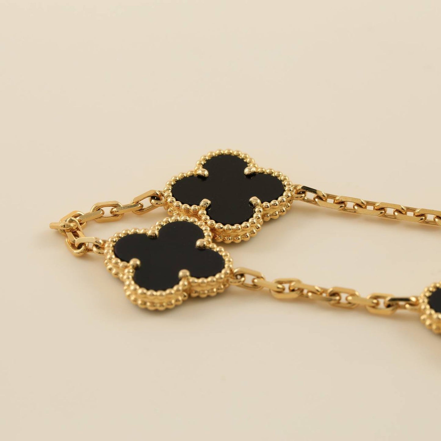 [Saipan]LUCKY CLOVER 5-MOTIF BRACELET - BLACK OXNY COLLECTION