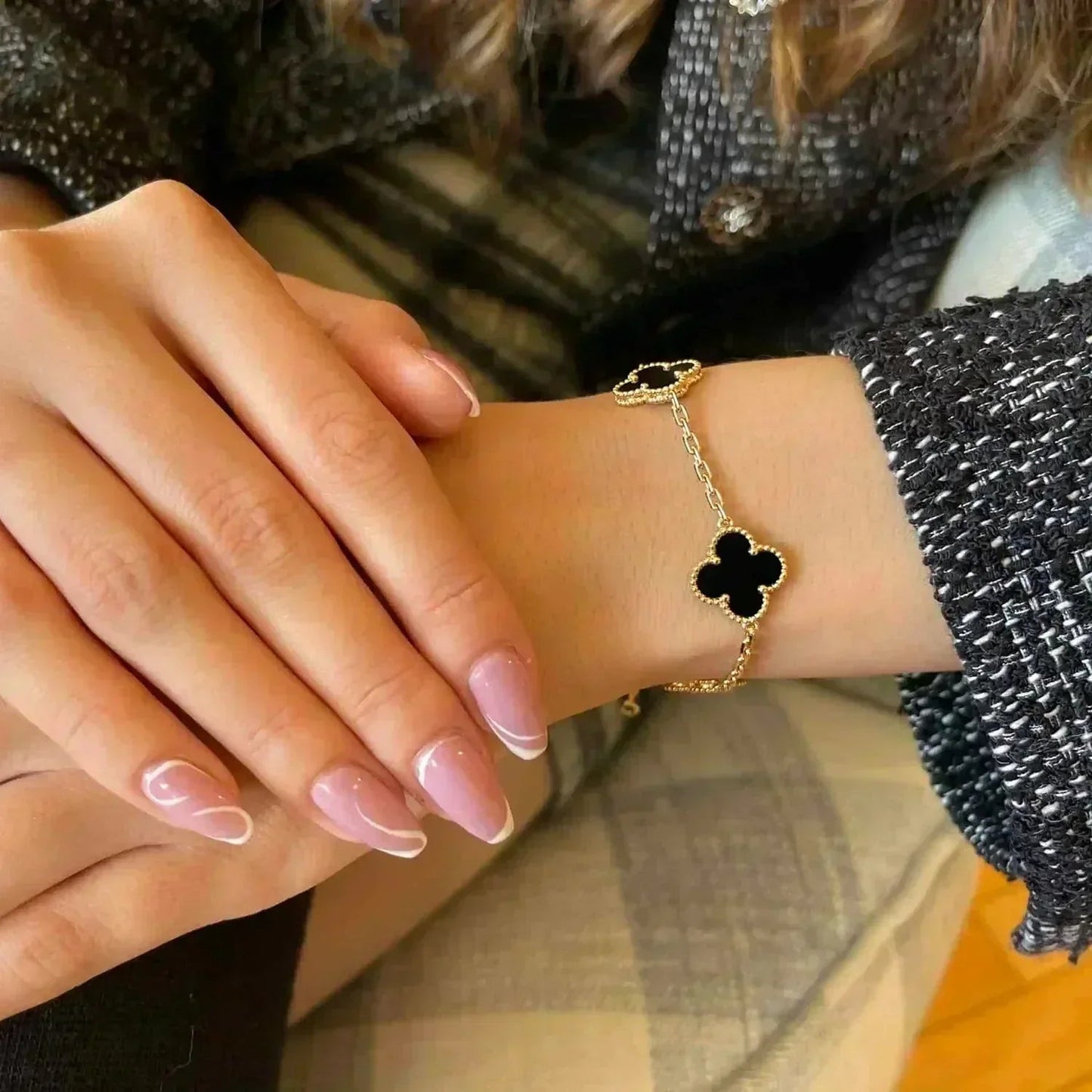 [Saipan]LUCKY CLOVER 5-MOTIF BRACELET - BLACK OXNY COLLECTION