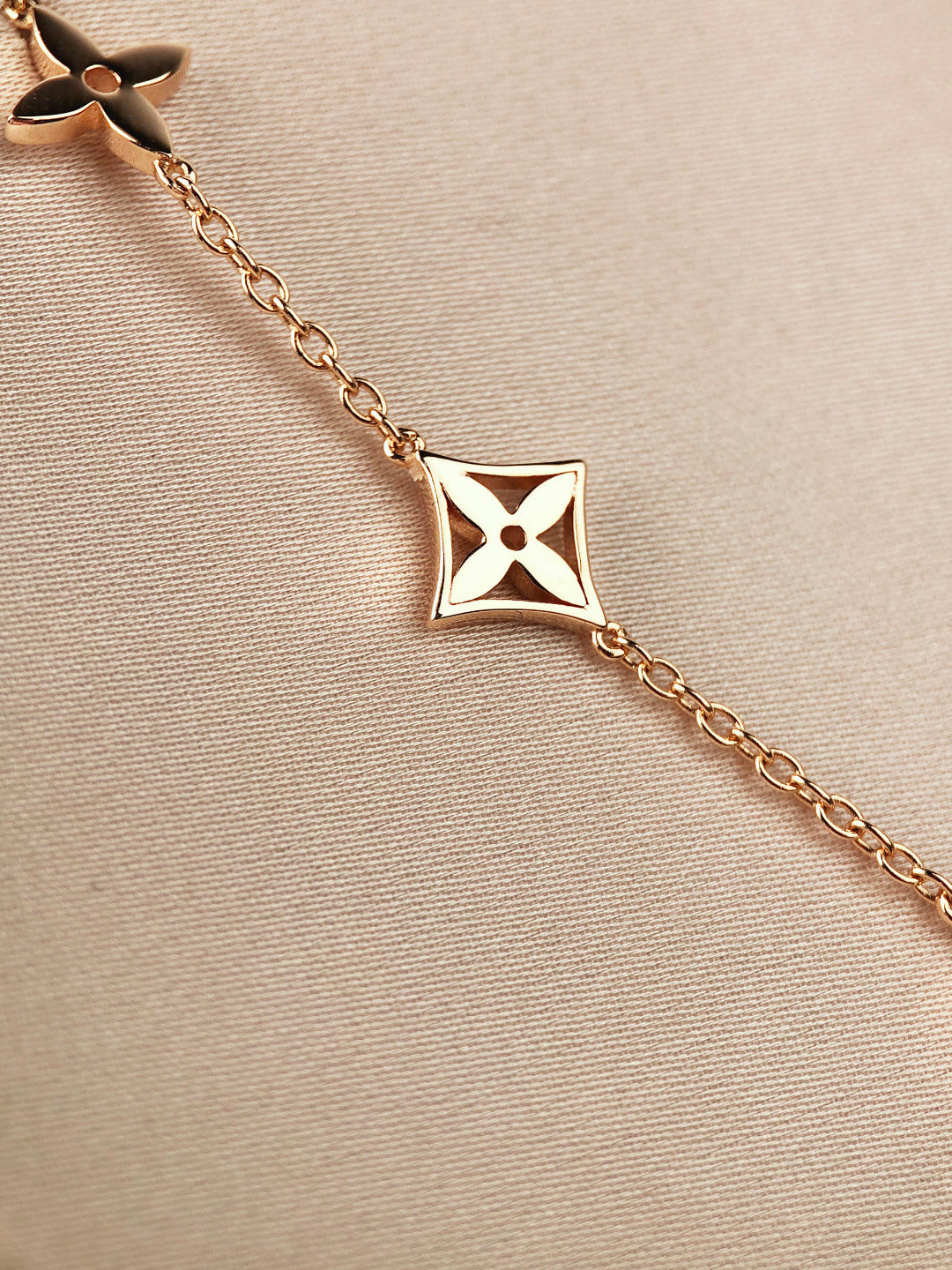 [Saipan]STAR AND SUN 7 MOTIFS GOLD BRACELET