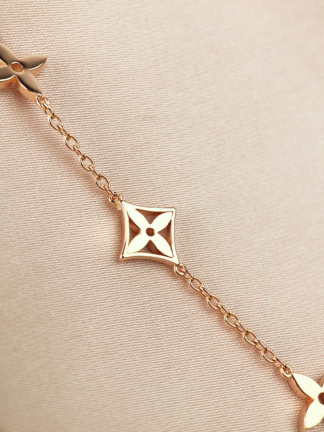[Saipan]STAR AND SUN 7 MOTIFS GOLD BRACELET