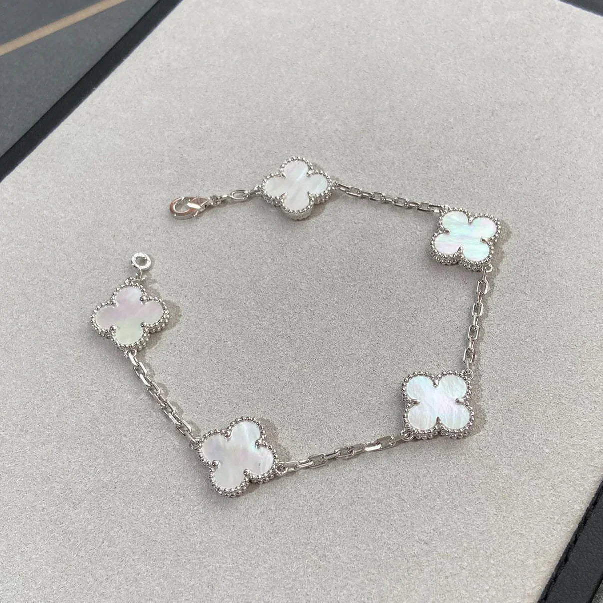[Saipan]LUCKY CLOVER 5-MOTIF BRACELET - WHITE MOTHER-OF-PEARL COLLECTION