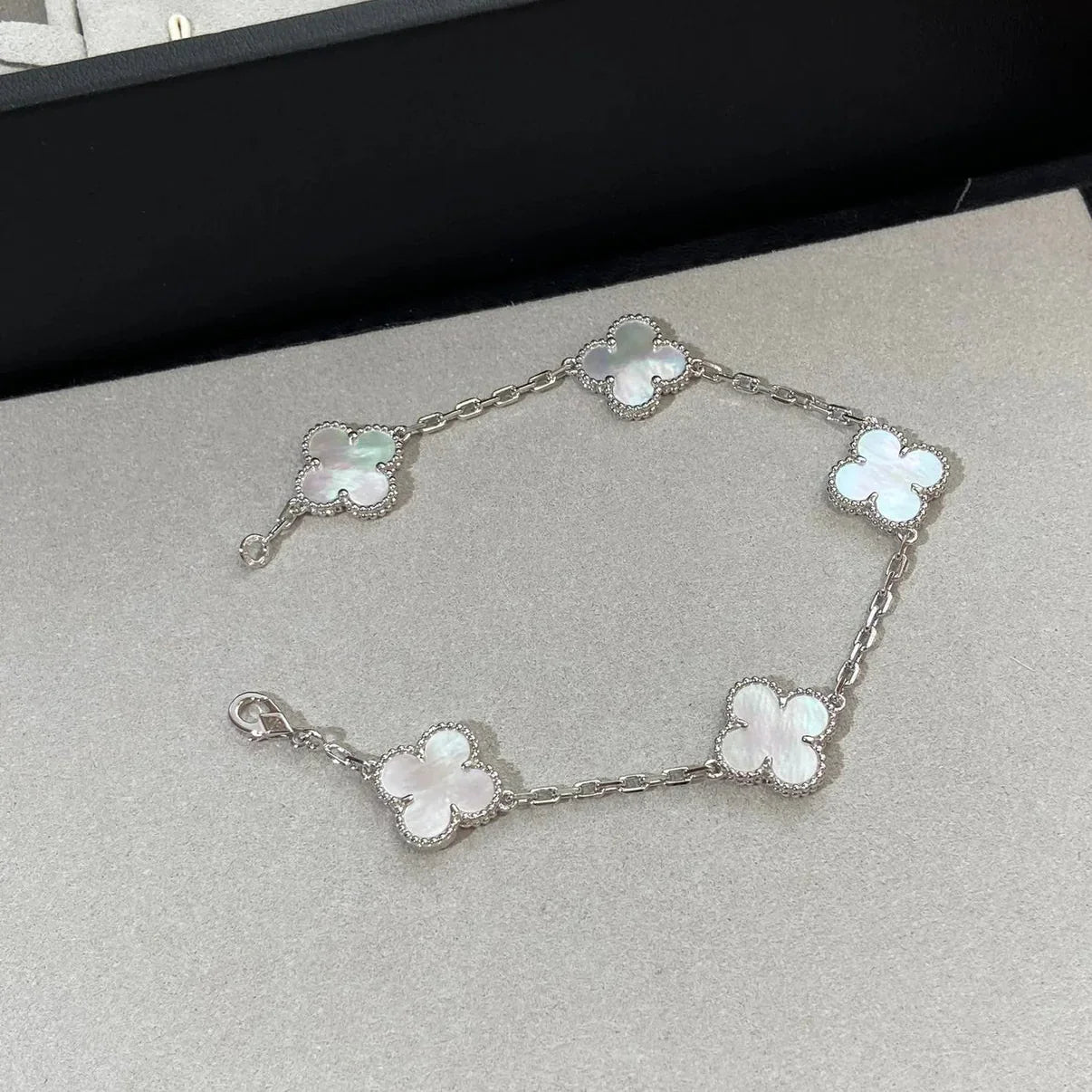 [Saipan]LUCKY CLOVER 5-MOTIF BRACELET - WHITE MOTHER-OF-PEARL COLLECTION