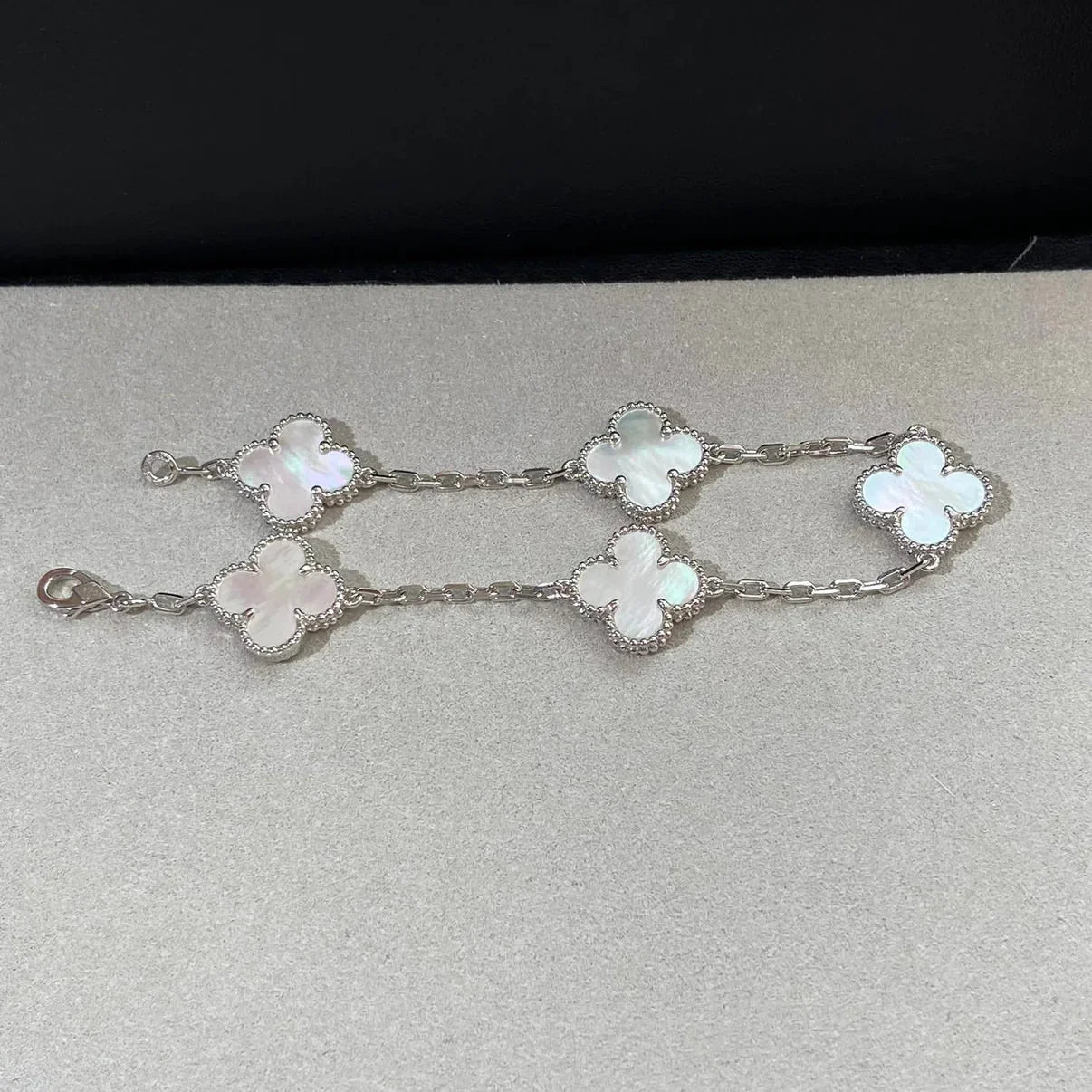 [Saipan]LUCKY CLOVER 5-MOTIF BRACELET - WHITE MOTHER-OF-PEARL COLLECTION