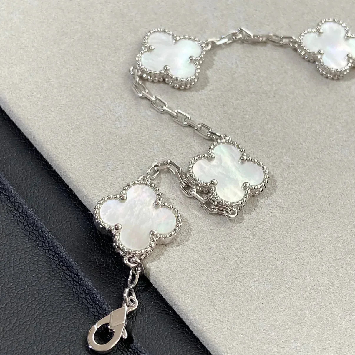 [Saipan]LUCKY CLOVER 5-MOTIF BRACELET - WHITE MOTHER-OF-PEARL COLLECTION