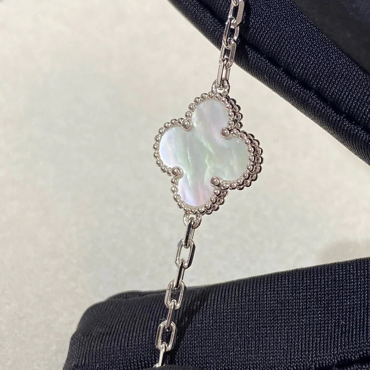 [Saipan]LUCKY CLOVER 5-MOTIF BRACELET - WHITE MOTHER-OF-PEARL COLLECTION