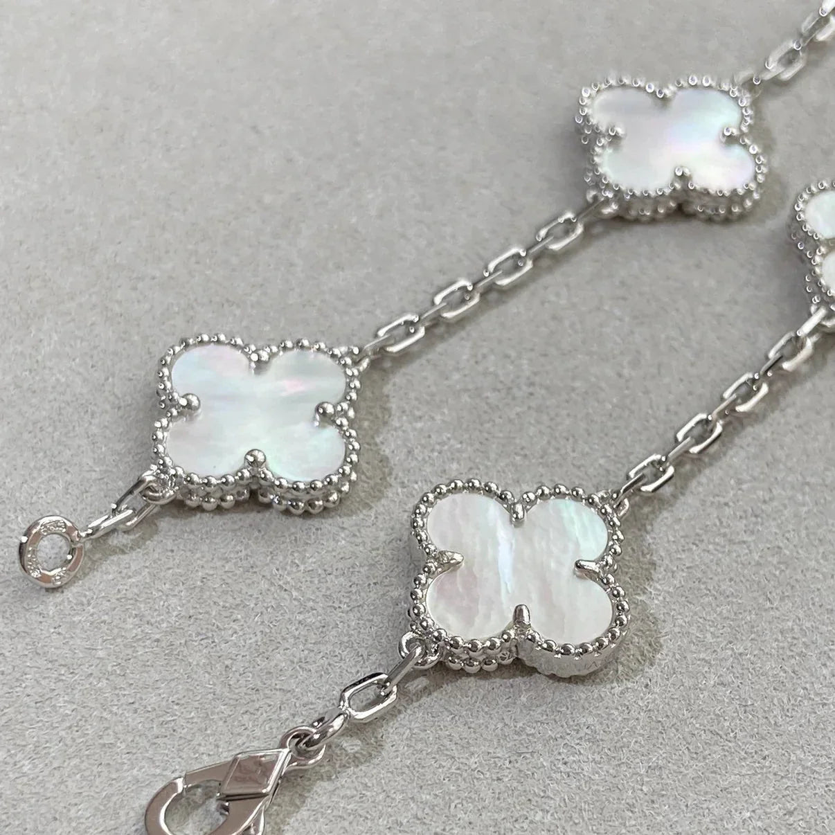 [Saipan]LUCKY CLOVER 5-MOTIF BRACELET - WHITE MOTHER-OF-PEARL COLLECTION