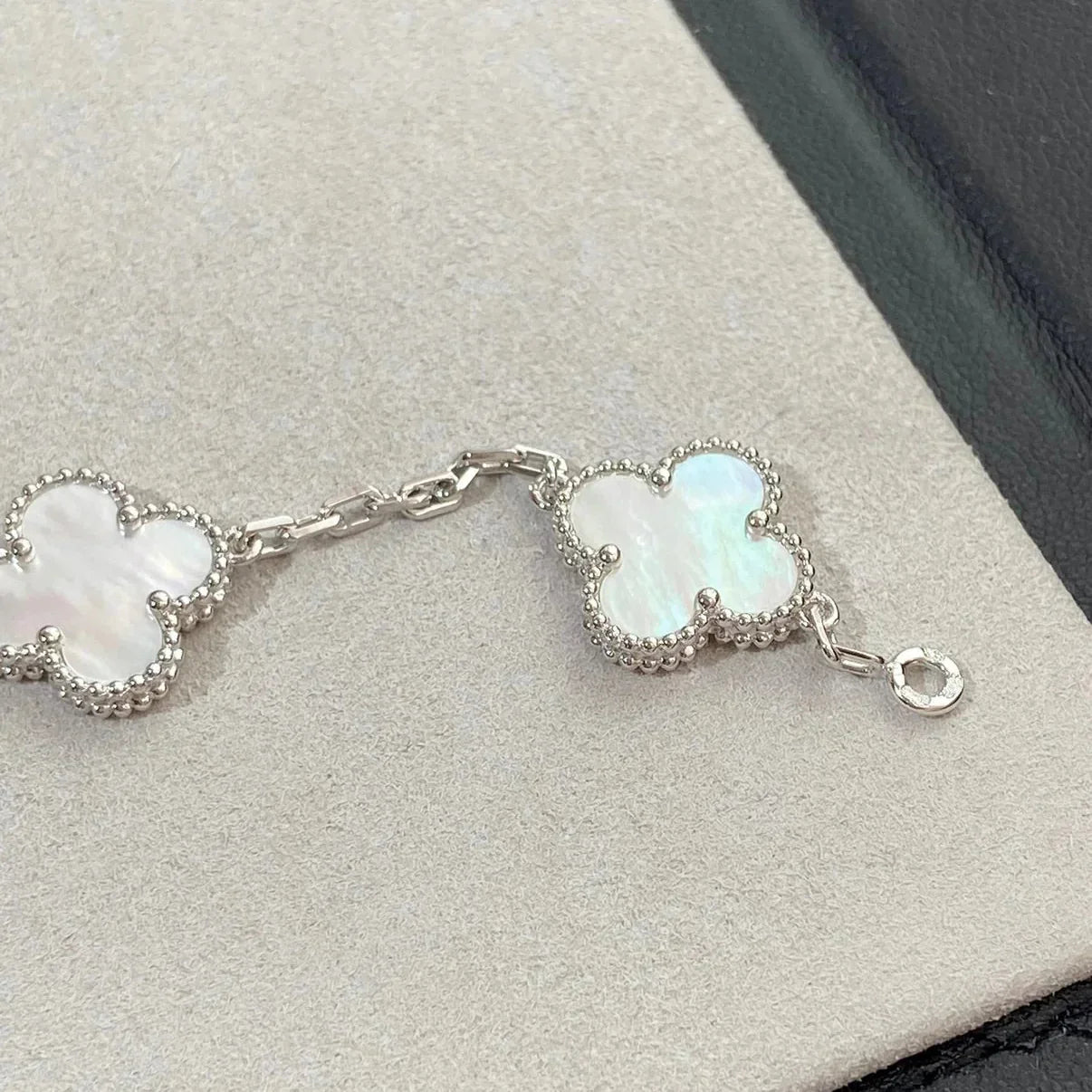 [Saipan]LUCKY CLOVER 5-MOTIF BRACELET - WHITE MOTHER-OF-PEARL COLLECTION