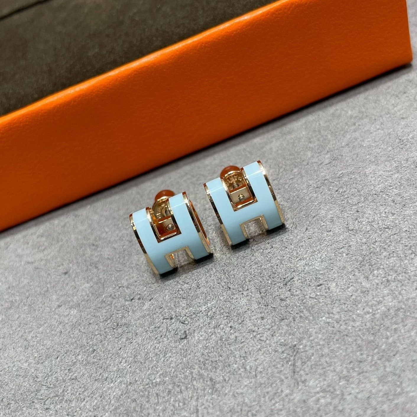 [Saipan]POP H SKY BLUE STUD EARRINGS