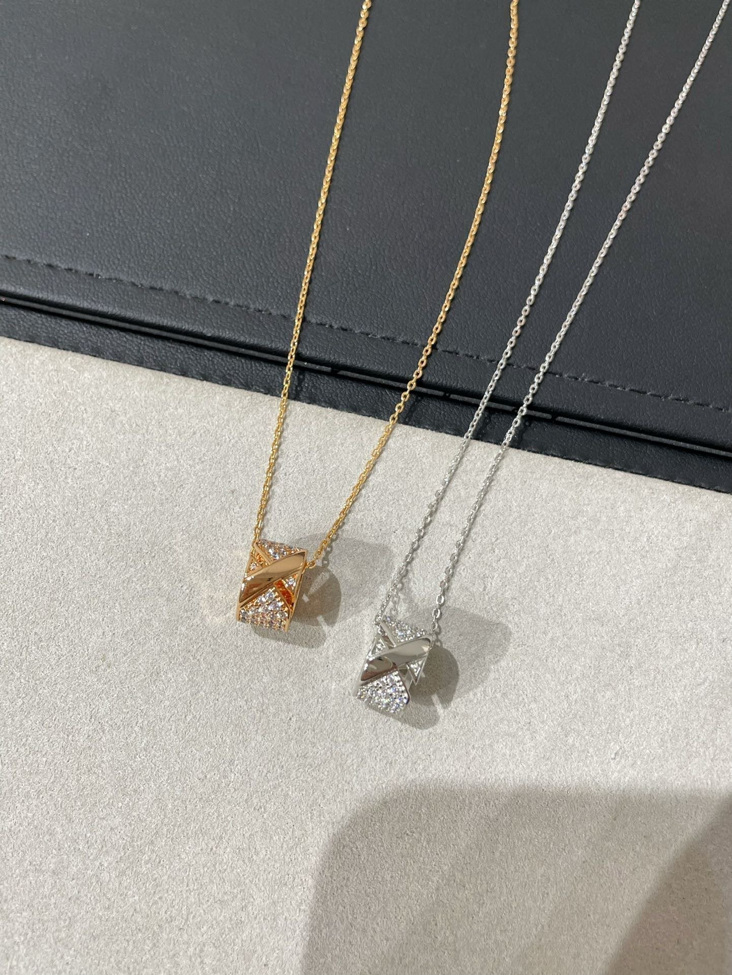 [Saipan]LIENS EVIDENCE DIAMOND PAVED NECKLACE