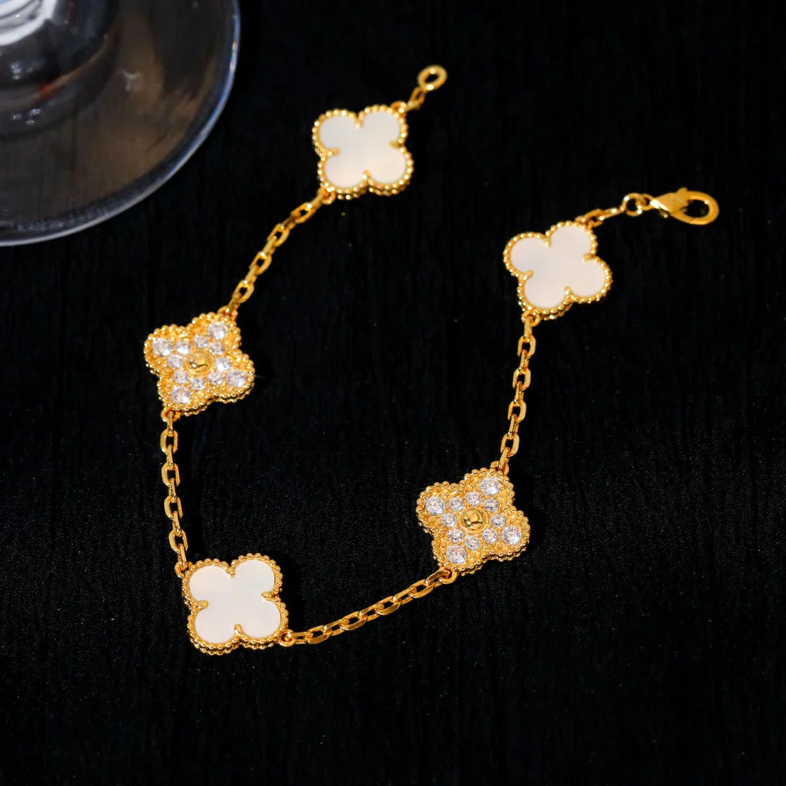 [Saipan]LUCKY CLOVER 5-MOTIF BRACELET - WHITE MOTHER-OF-PEARL COLLECTION