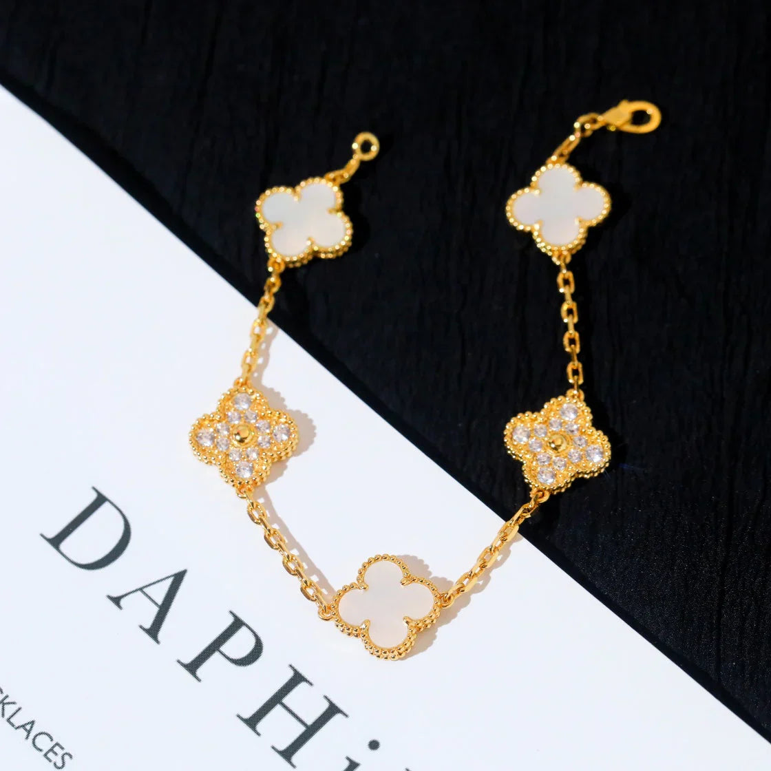[Saipan]LUCKY CLOVER 5-MOTIF BRACELET - WHITE MOTHER-OF-PEARL COLLECTION