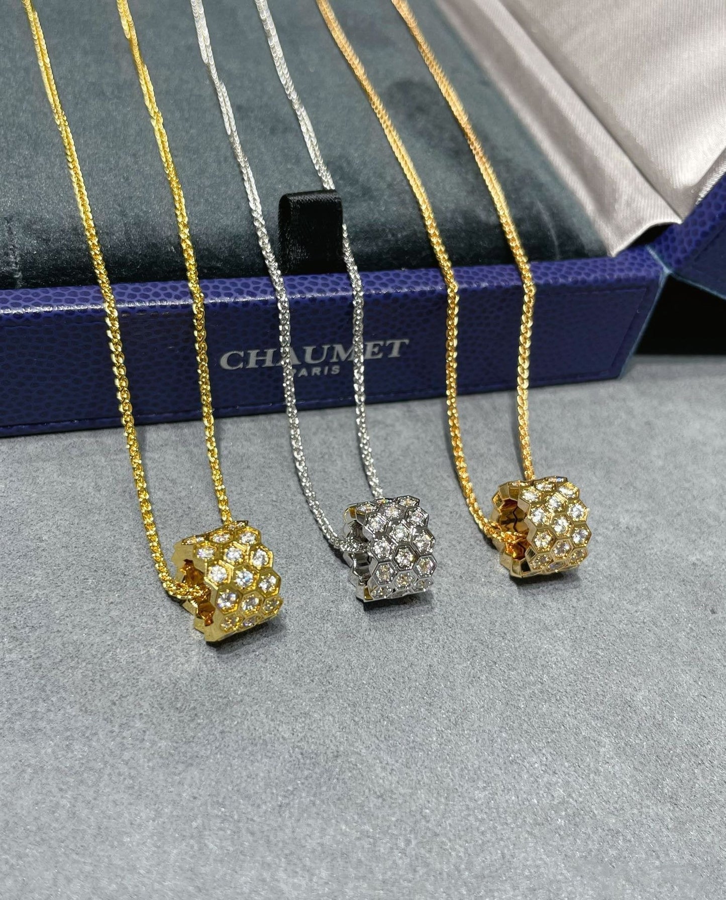 [Saipan]BEE LOVE DIAMOND PAVED 3 ROW NECKLACE