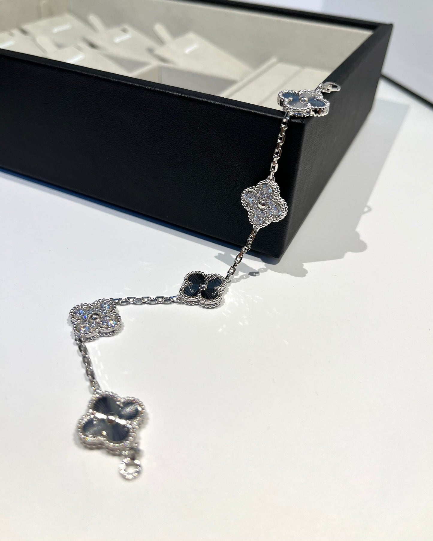 [Saipan]LUCKY CLOVER 5-MOTIF BRACELET - LASER COLLECTION