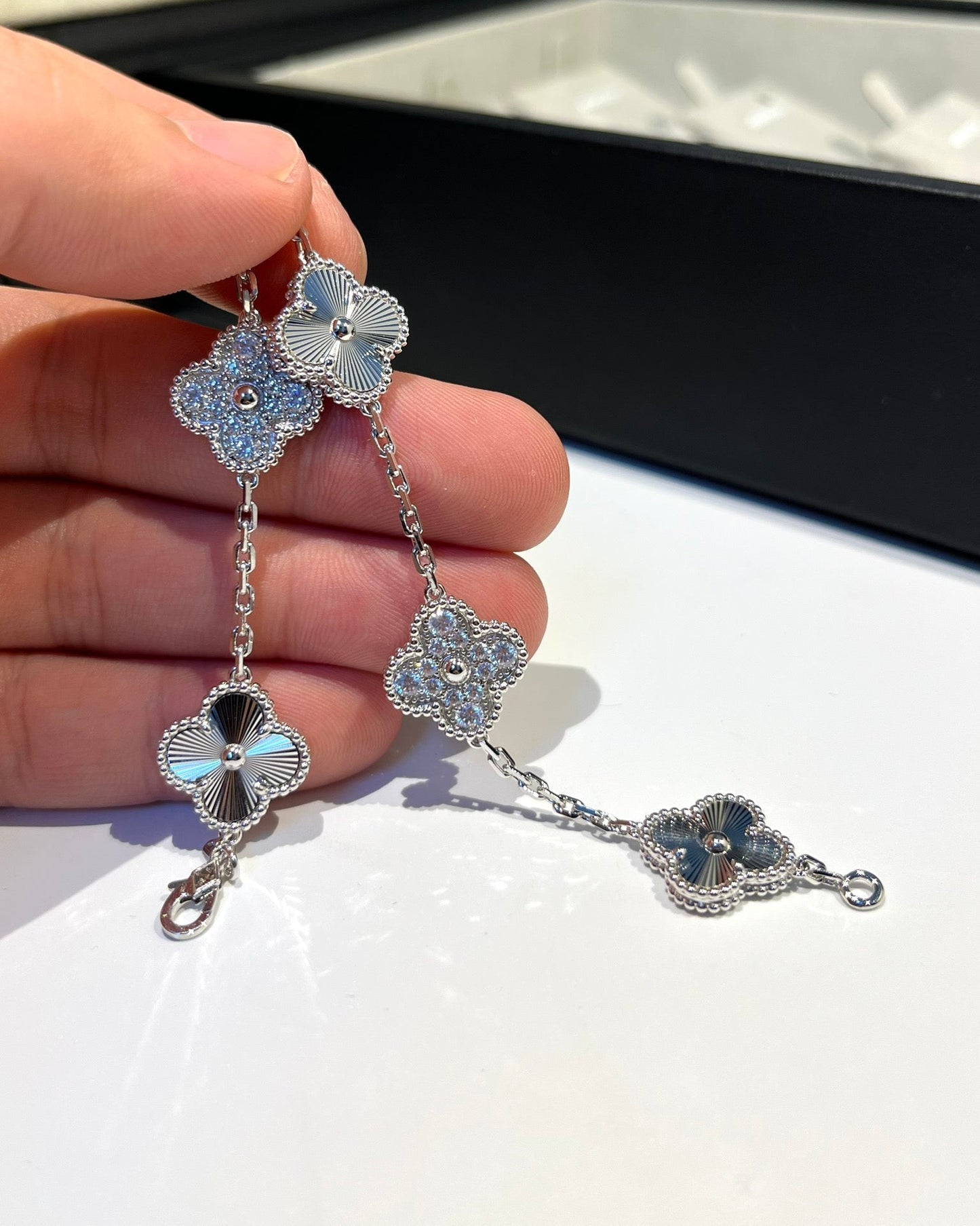 [Saipan]LUCKY CLOVER 5-MOTIF BRACELET - LASER COLLECTION