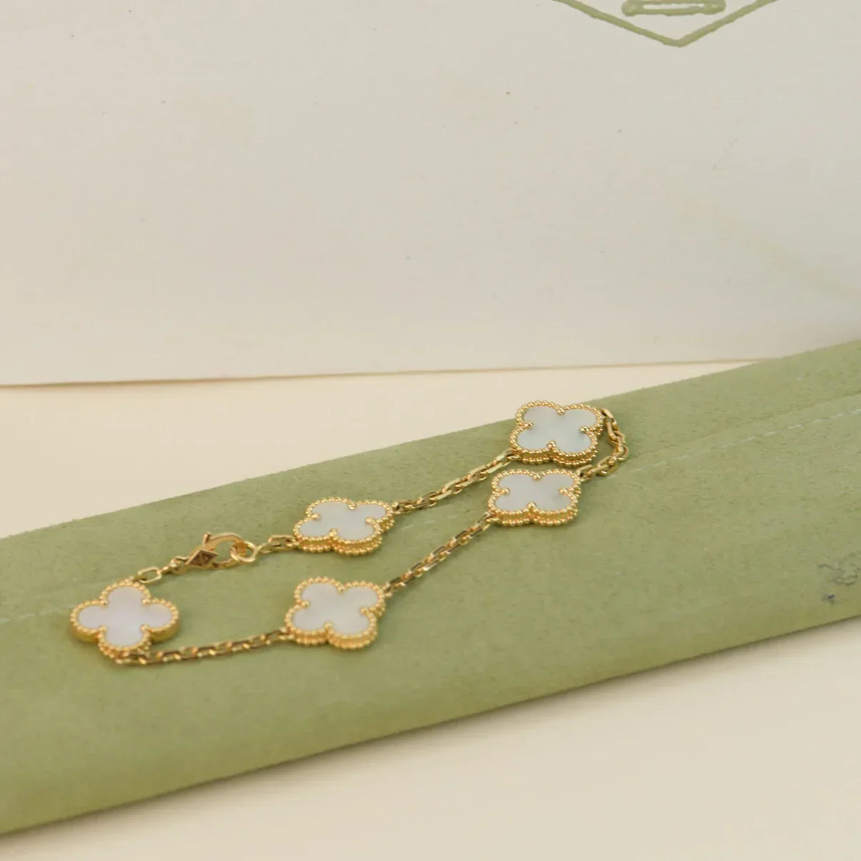 [Saipan]LUCKY CLOVER 5-MOTIF BRACELET - WHITE MOTHER-OF-PEARL COLLECTION