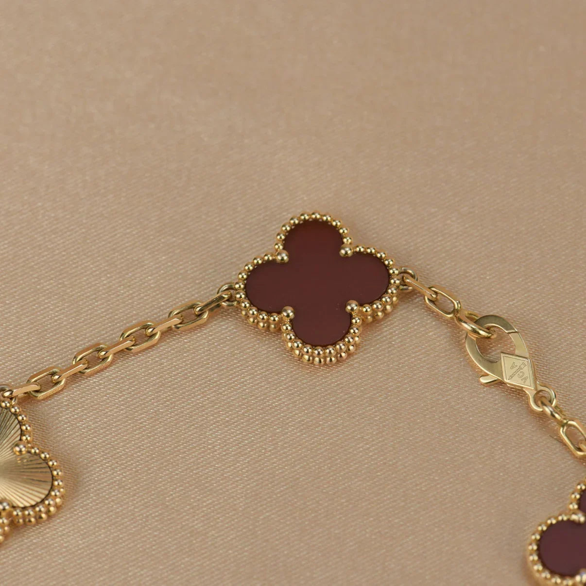 [Saipan]LUCKY CLOVER 5-MOTIF BRACELET - RED CARNELIAN COLLECTION