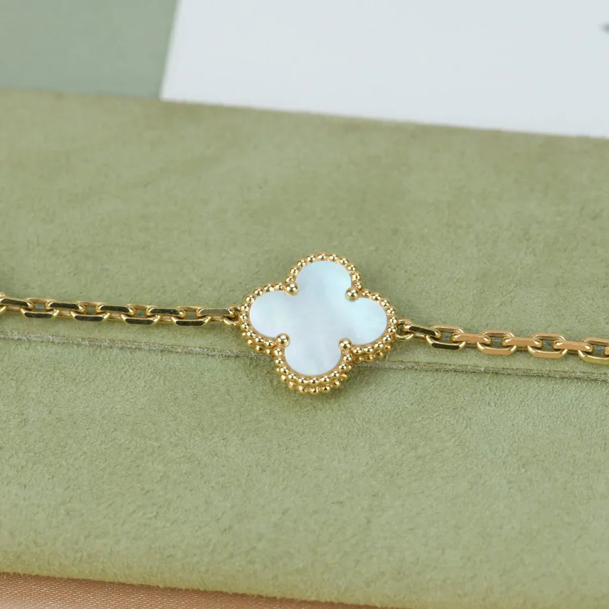 [Saipan]LUCKY CLOVER 5-MOTIF BRACELET - WHITE MOTHER-OF-PEARL COLLECTION