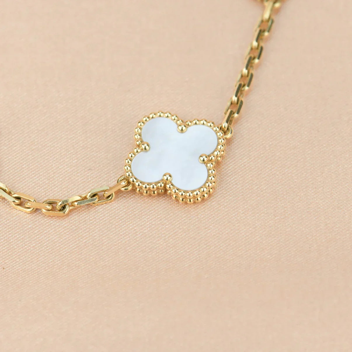 [Saipan]LUCKY CLOVER 5-MOTIF BRACELET - WHITE MOTHER-OF-PEARL COLLECTION