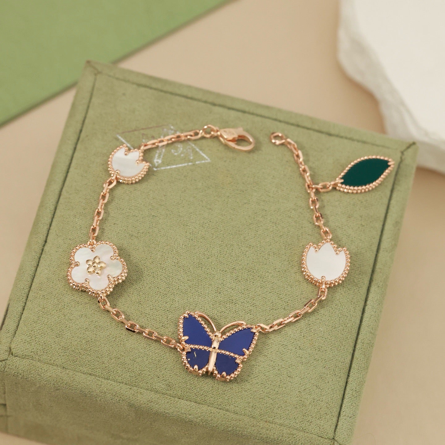[Saipan]SPRING ENCHANTMENT BUTTERFLY & FLORAL CHARM BRACELET