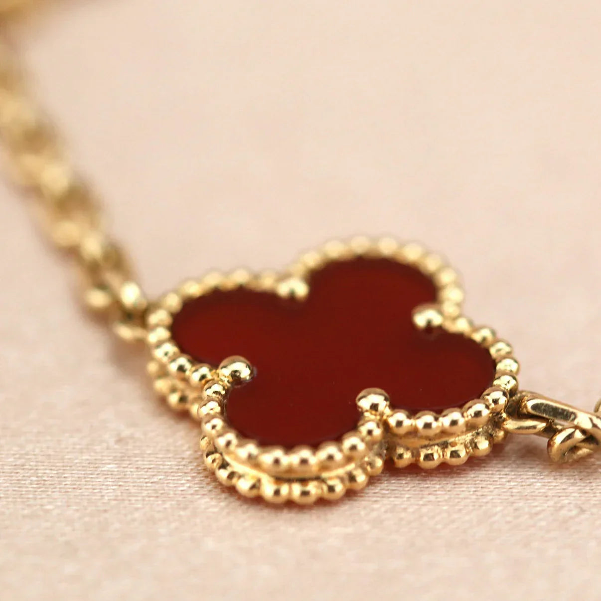 [Saipan]LUCKY CLOVER 5-MOTIF BRACELET - RED CARNELIAN COLLECTION
