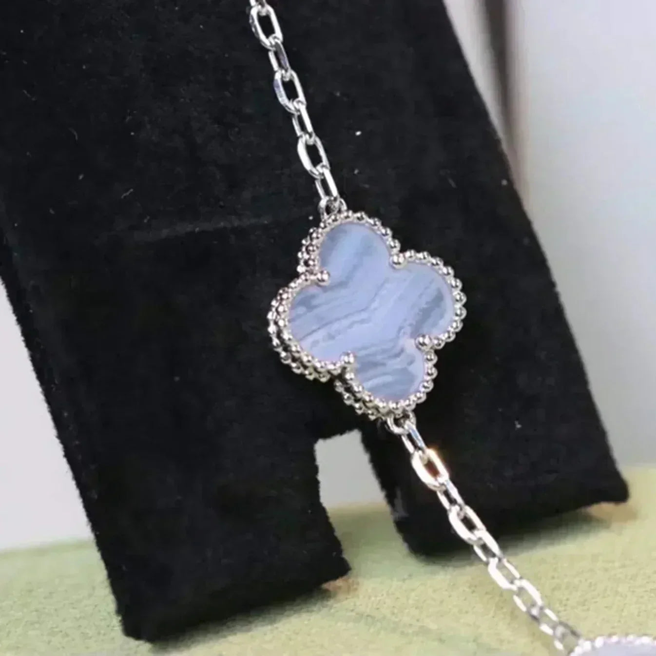 [Saipan]LUCKY CLOVER 5-MOTIF BRACELET - PURPLE CHALCEDONY COLLECTION