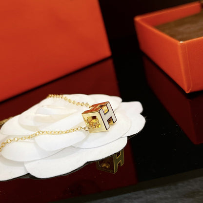[Saipan]H WHITE SQUARE GOLD NECKLACE