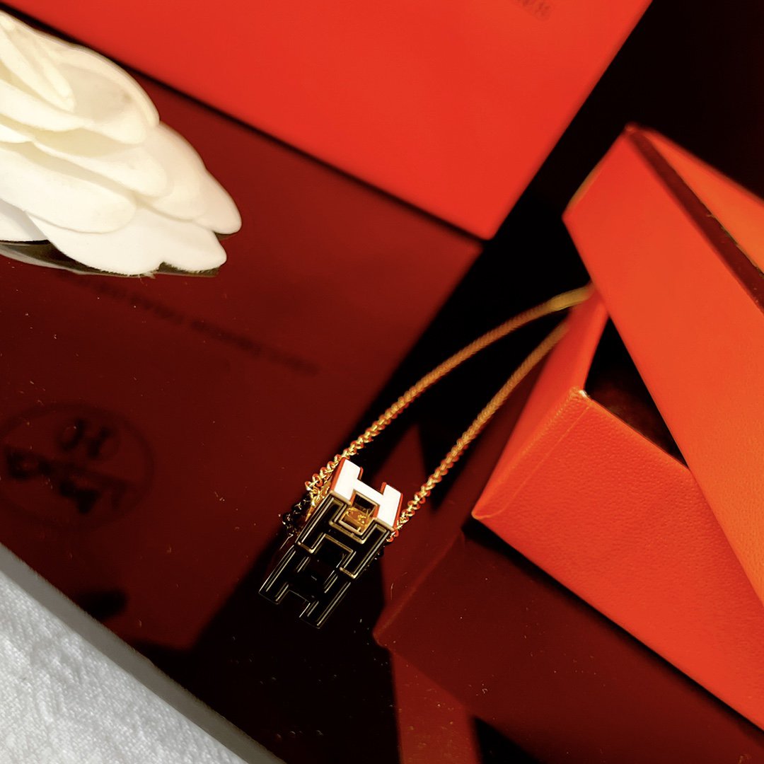 [Saipan]H WHITE SQUARE GOLD NECKLACE