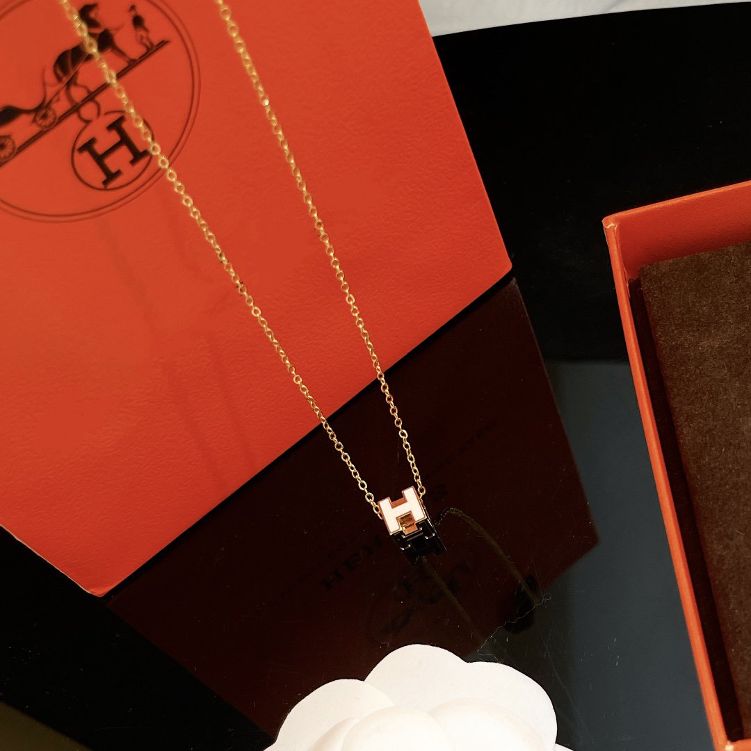 [Saipan]H WHITE SQUARE GOLD NECKLACE