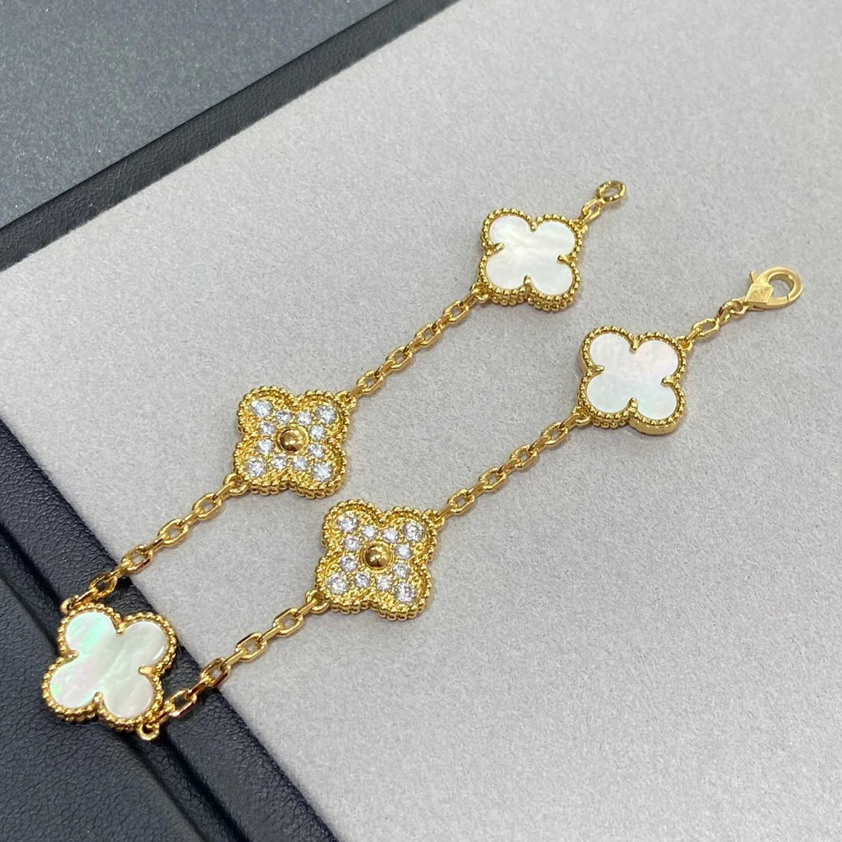 [Saipan]LUCKY CLOVER 5-MOTIF BRACELET - WHITE MOTHER-OF-PEARL COLLECTION