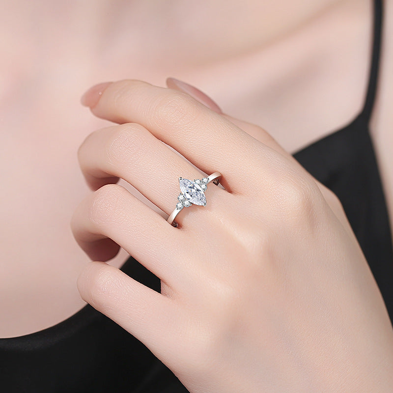 [Saipan]ELEGANT MARQUISE CUT MOISSANITE RING WITH SIDE ACCENTS