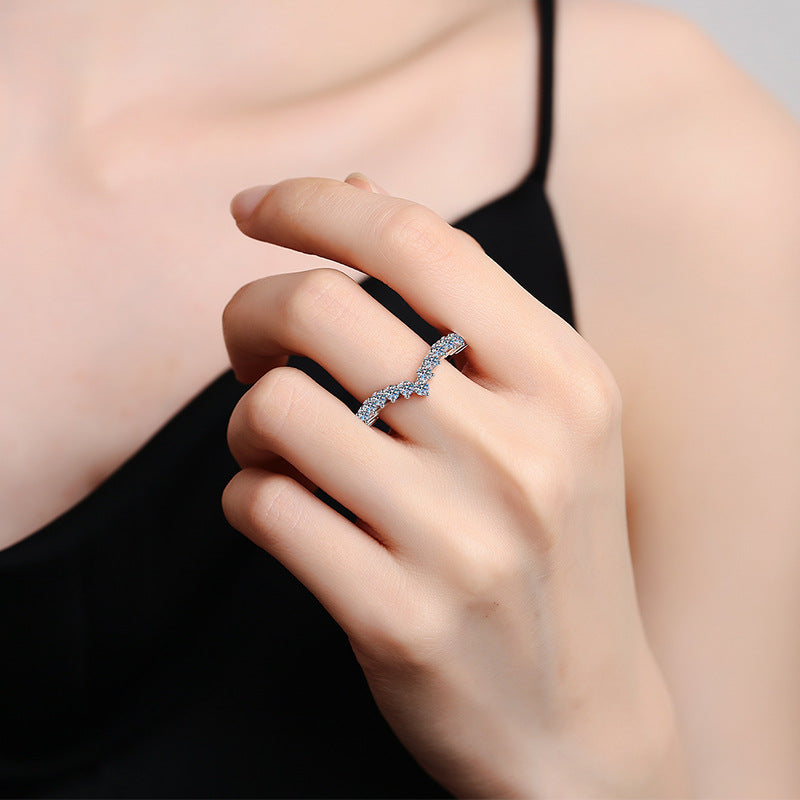 [Saipan]ELEGANT V-SHAPED CHEVRON MOISSANITE RING
