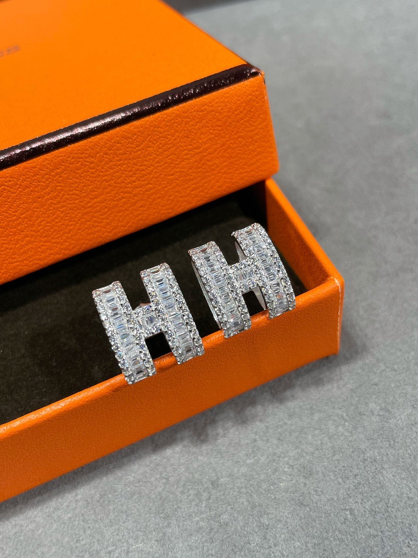[Saipan]H STUD EARRINGS WITH SILVER DIAMONDS
