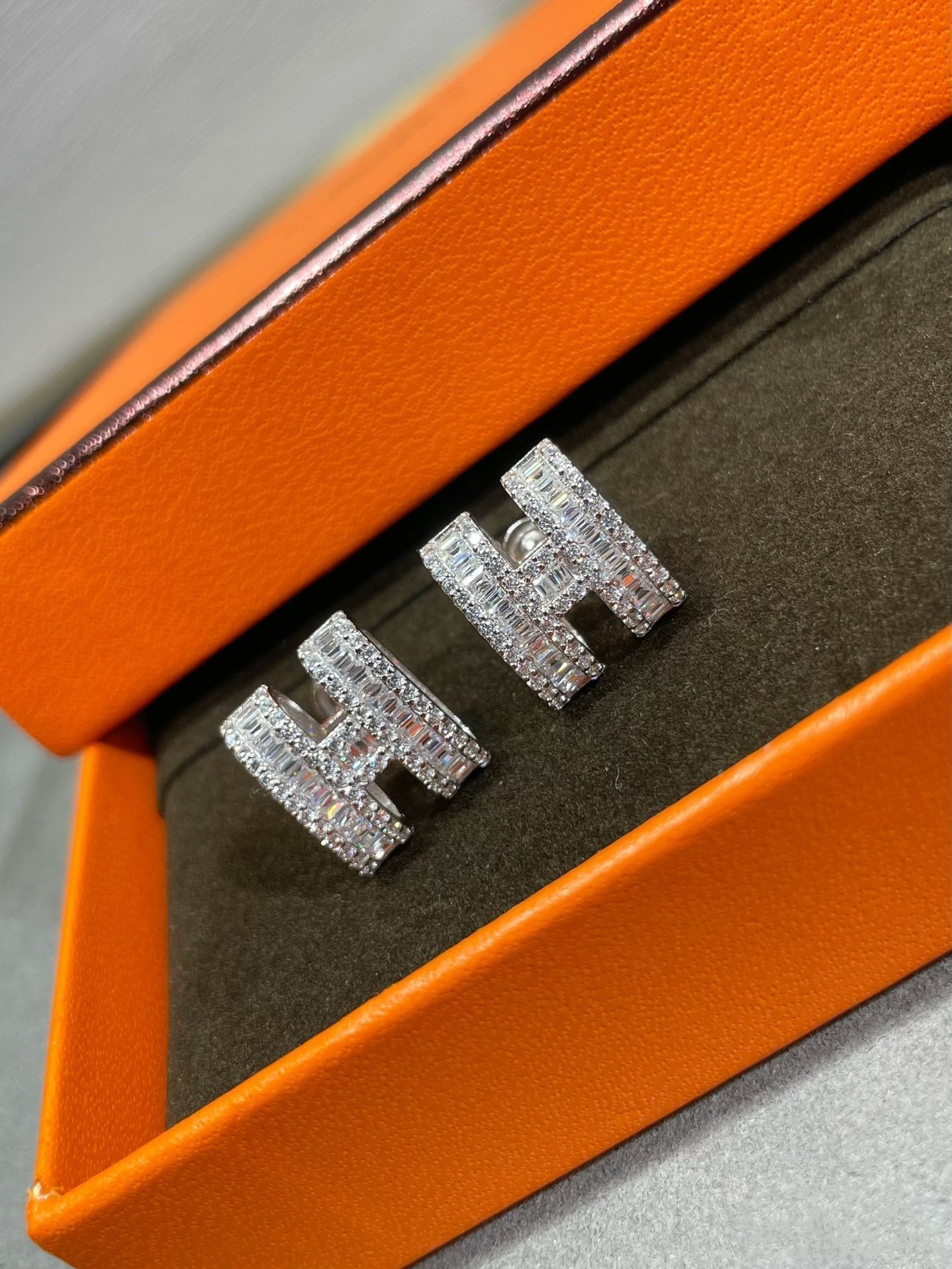[Saipan]H STUD EARRINGS WITH SILVER DIAMONDS