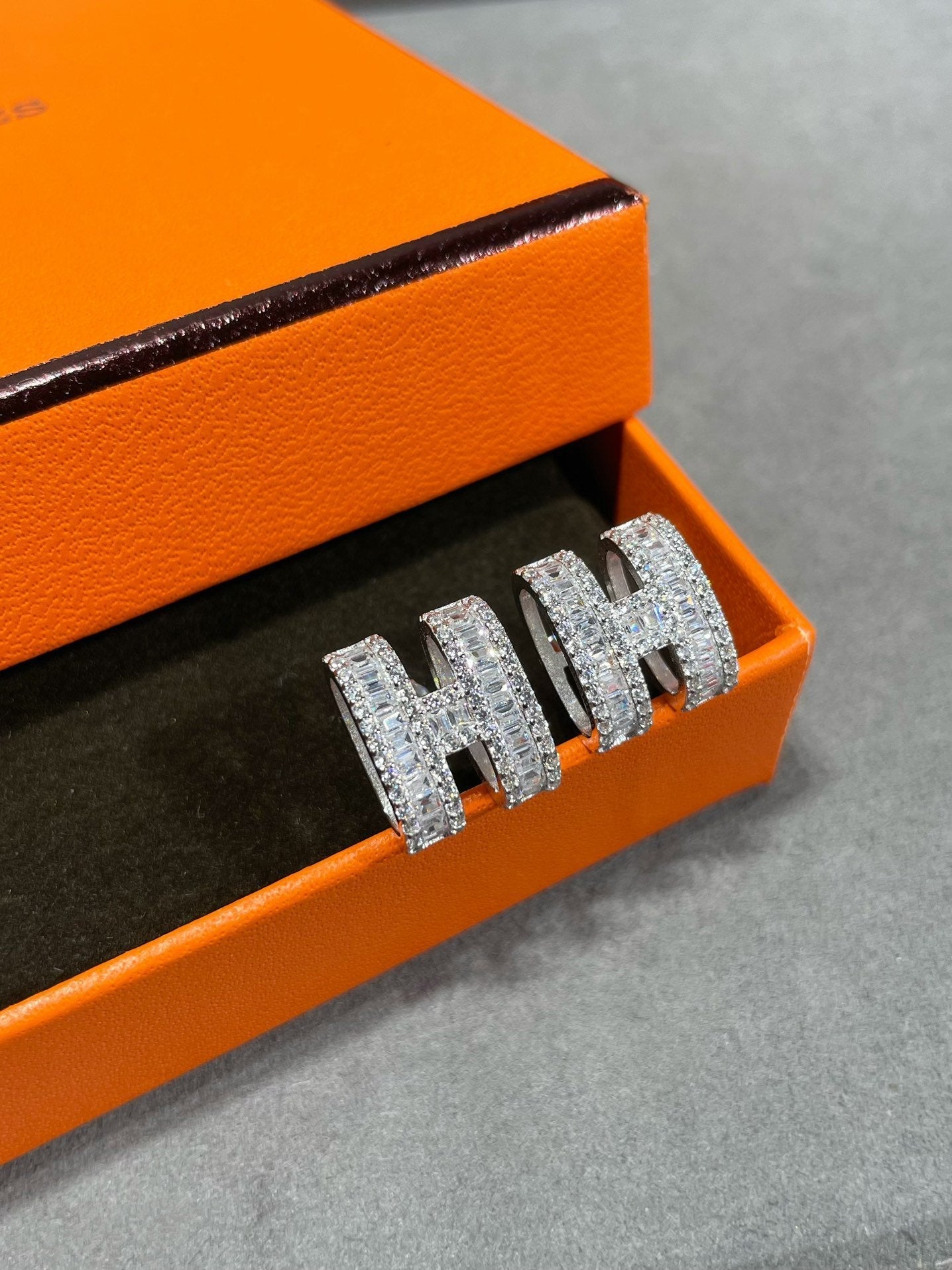[Saipan]H STUD EARRINGS WITH SILVER DIAMONDS
