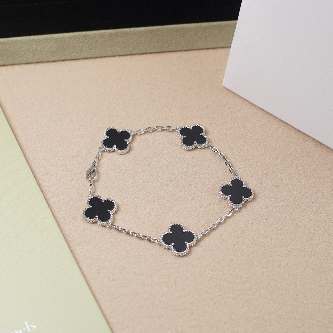 [Saipan]LUCKY CLOVER 5-MOTIF BRACELET - BLACK OXNY COLLECTION