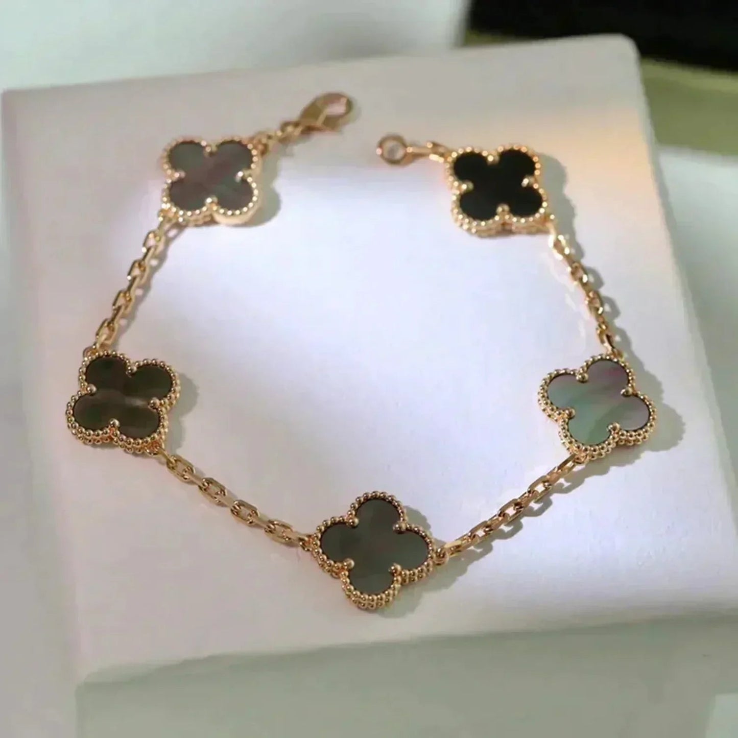 [Saipan]LUCKY CLOVER 5-MOTIF BRACELET - GREY MOTHER-OF-PEARL COLLECTION