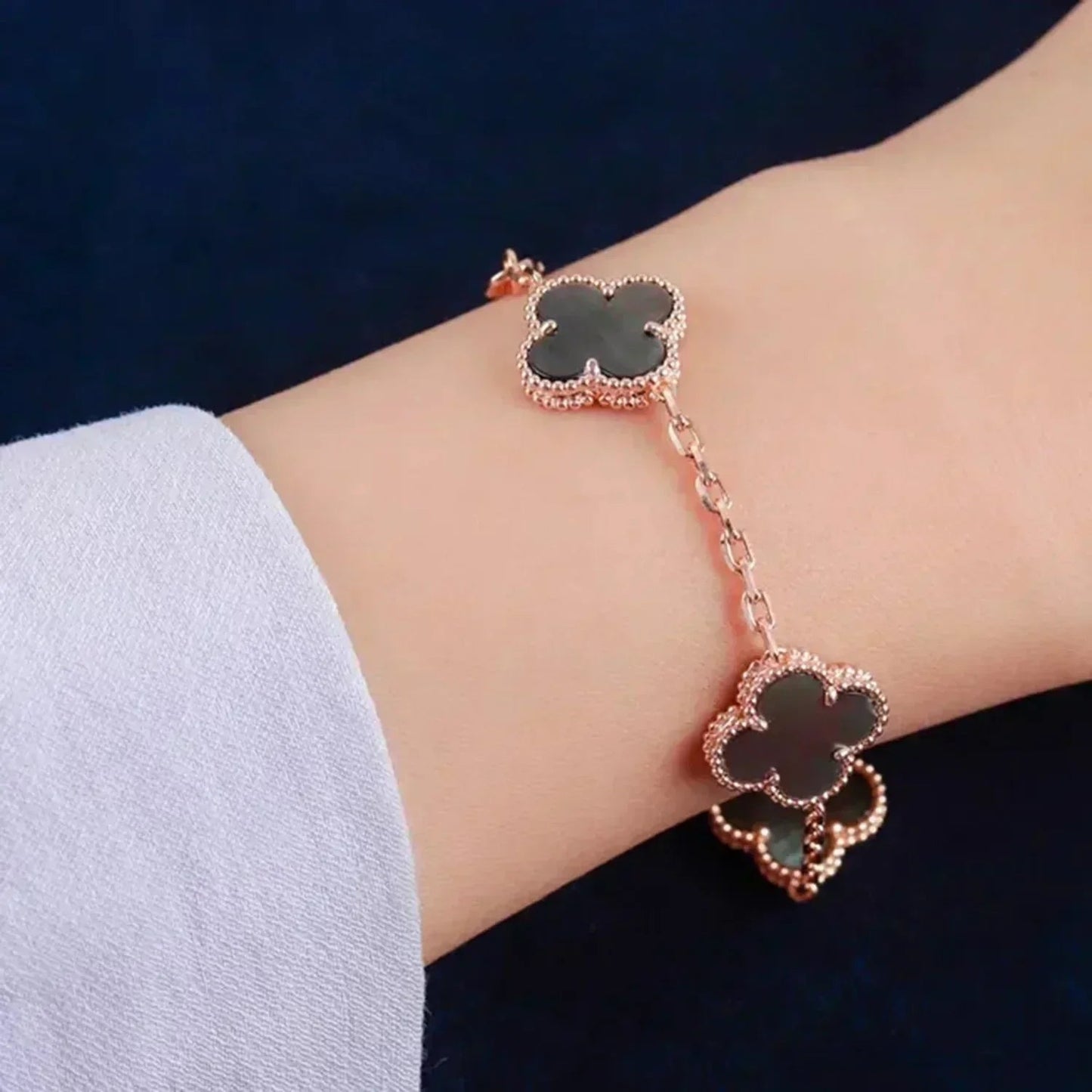 [Saipan]LUCKY CLOVER 5-MOTIF BRACELET - GREY MOTHER-OF-PEARL COLLECTION