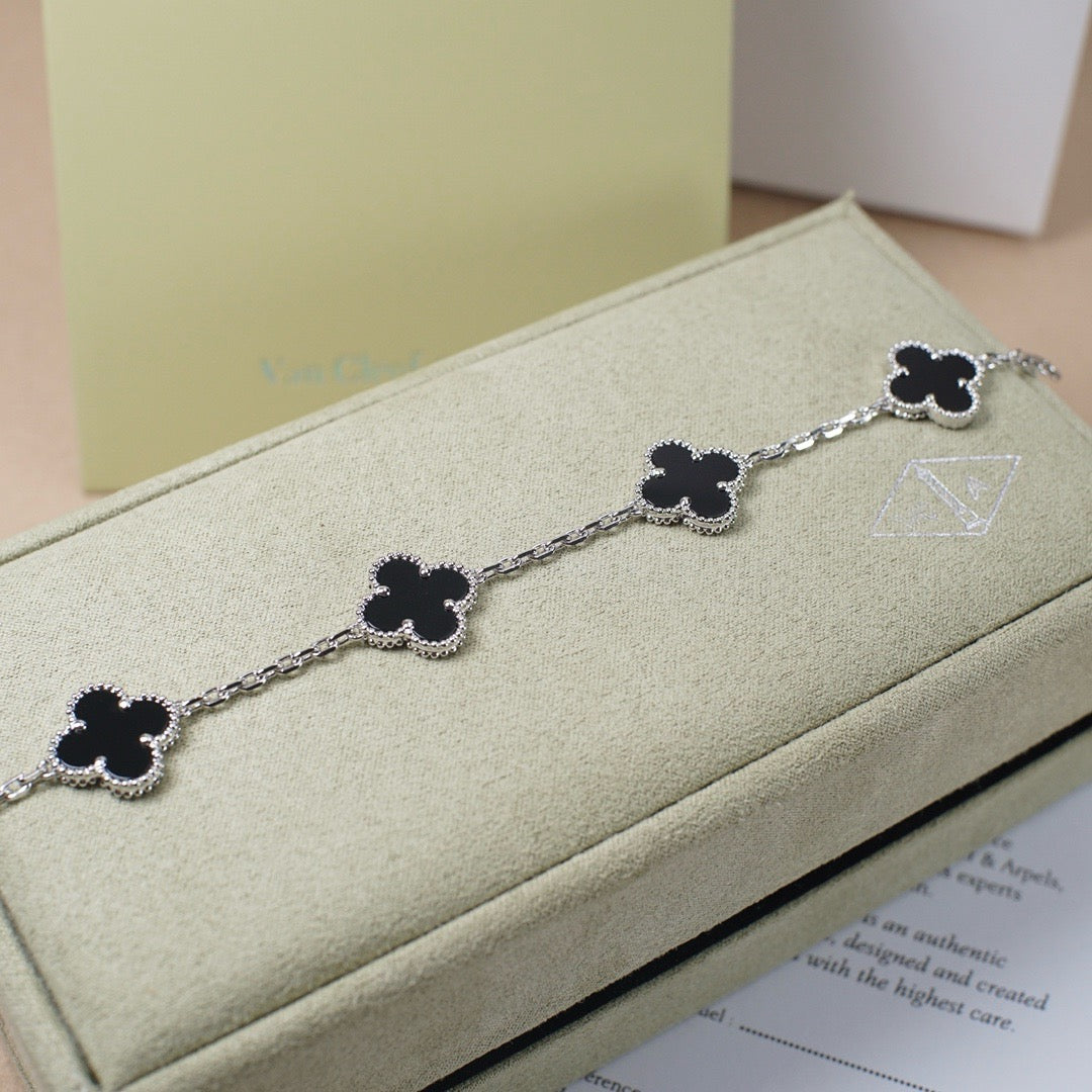 [Saipan]LUCKY CLOVER 5-MOTIF BRACELET - BLACK OXNY COLLECTION