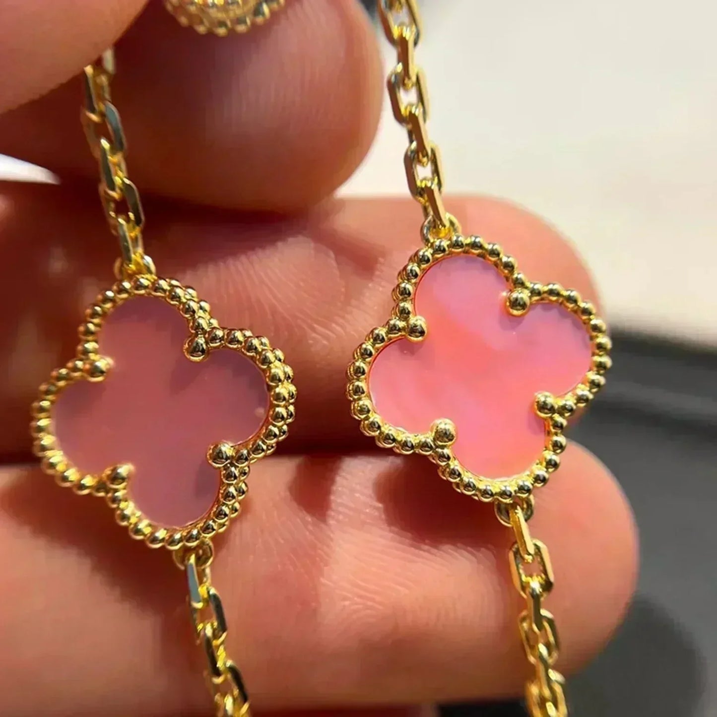 [Saipan]LUCKY CLOVER 5-MOTIF BRACELET - PINK MOTHER-OF-PEARL COLLECTION