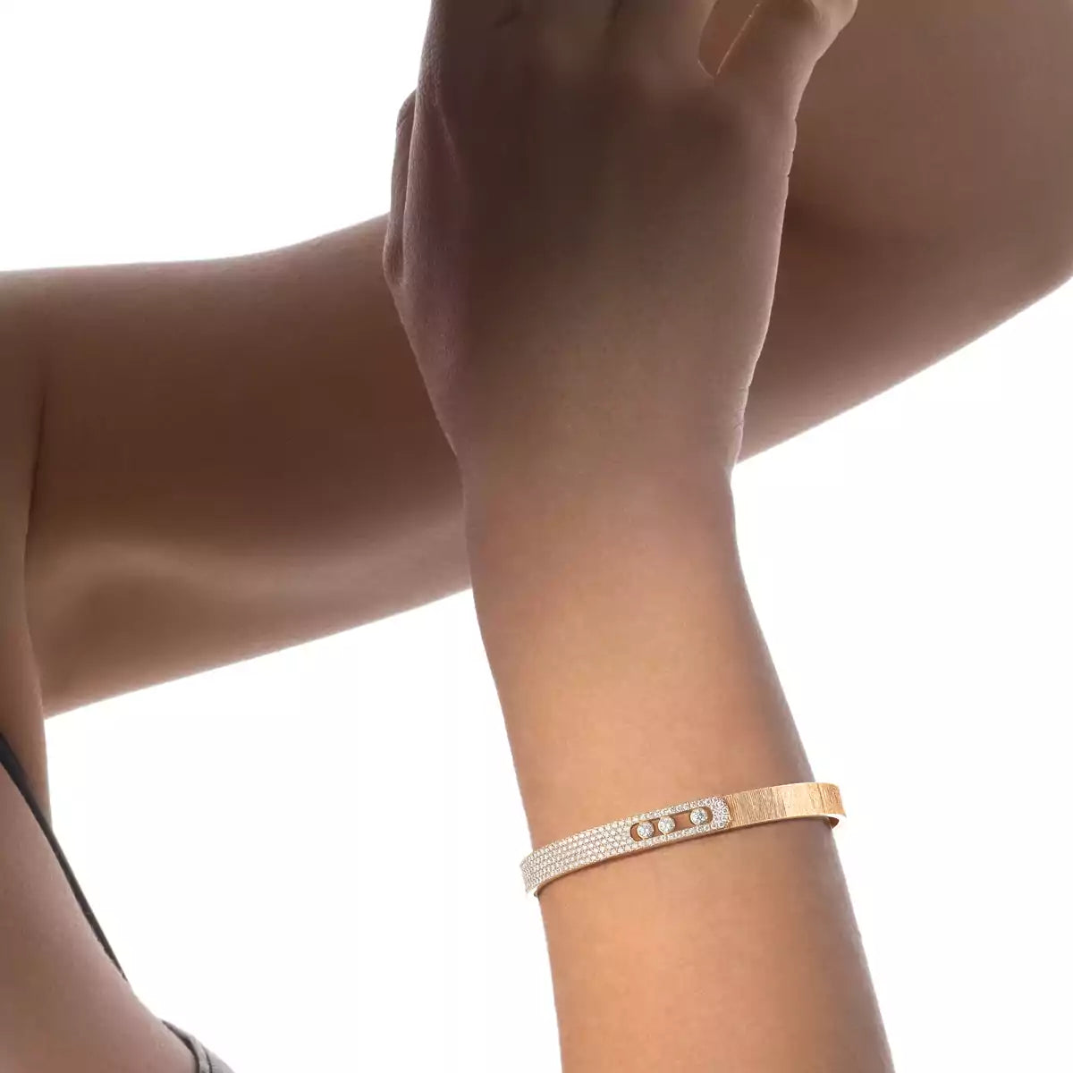 [Saipan]MOVE NOA CISELÉ HALF-PAVÉ DIAMOND BANGLE BRACELET