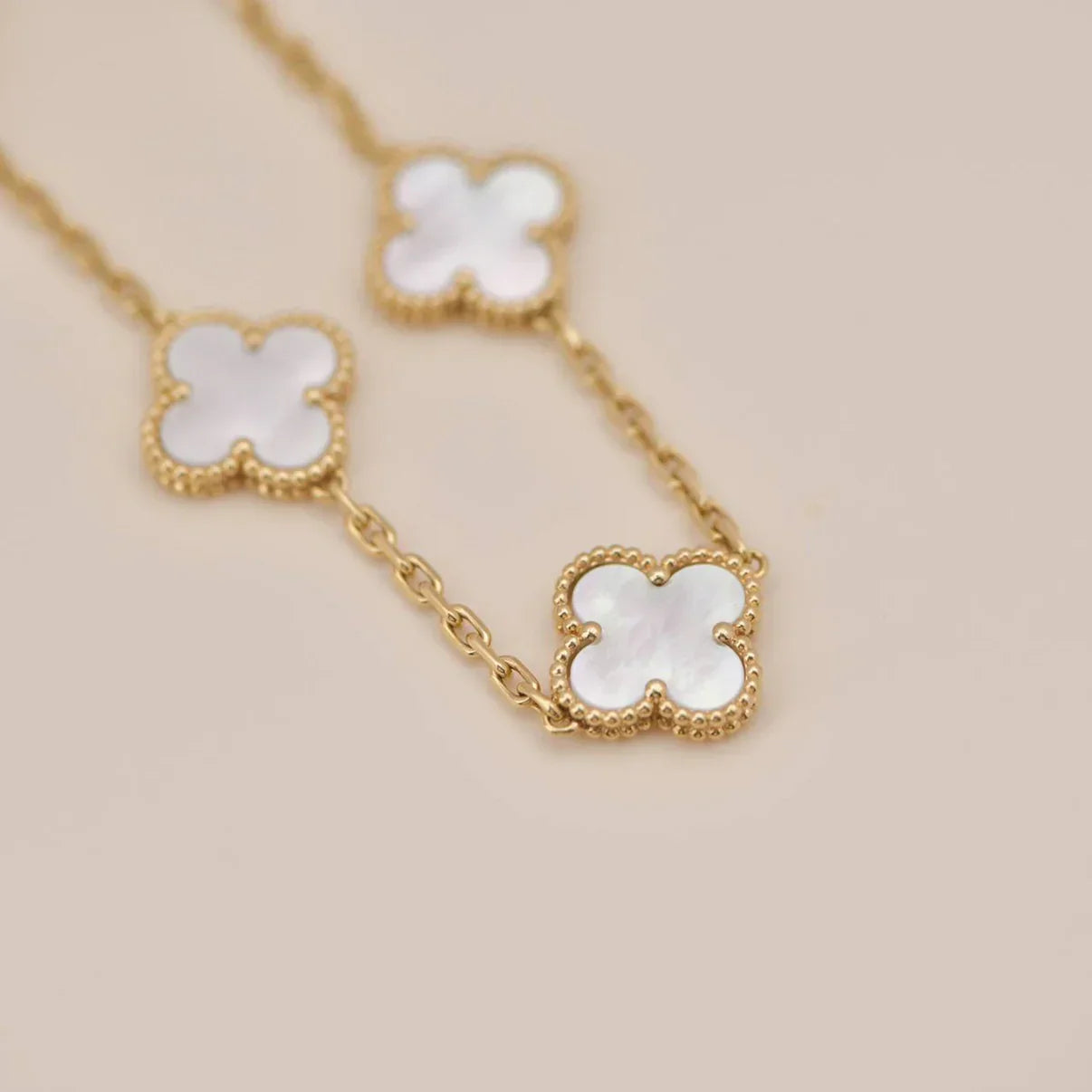 [Saipan]LUCKY CLOVER 5-MOTIF BRACELET - WHITE MOTHER-OF-PEARL COLLECTION