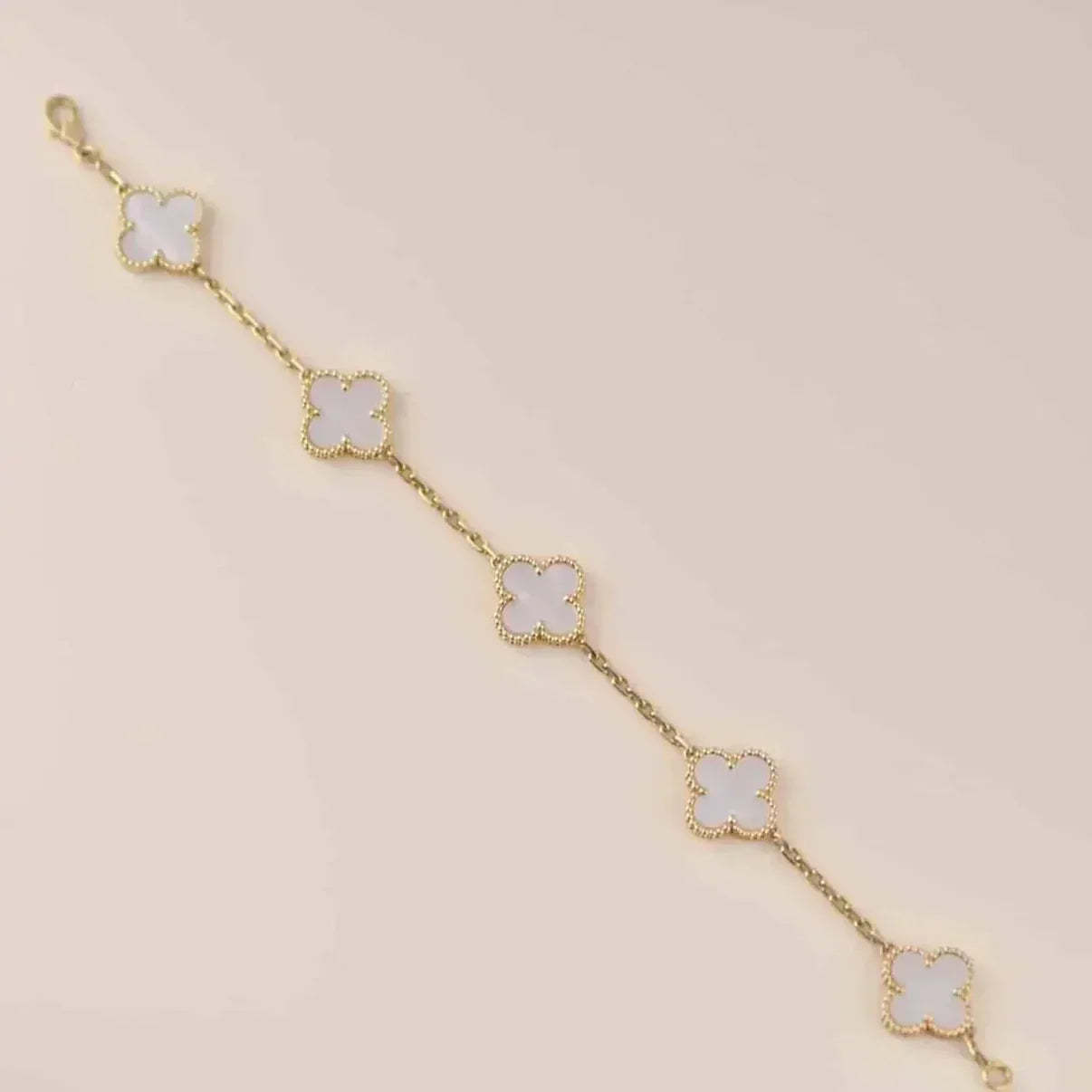 [Saipan]LUCKY CLOVER 5-MOTIF BRACELET - WHITE MOTHER-OF-PEARL COLLECTION