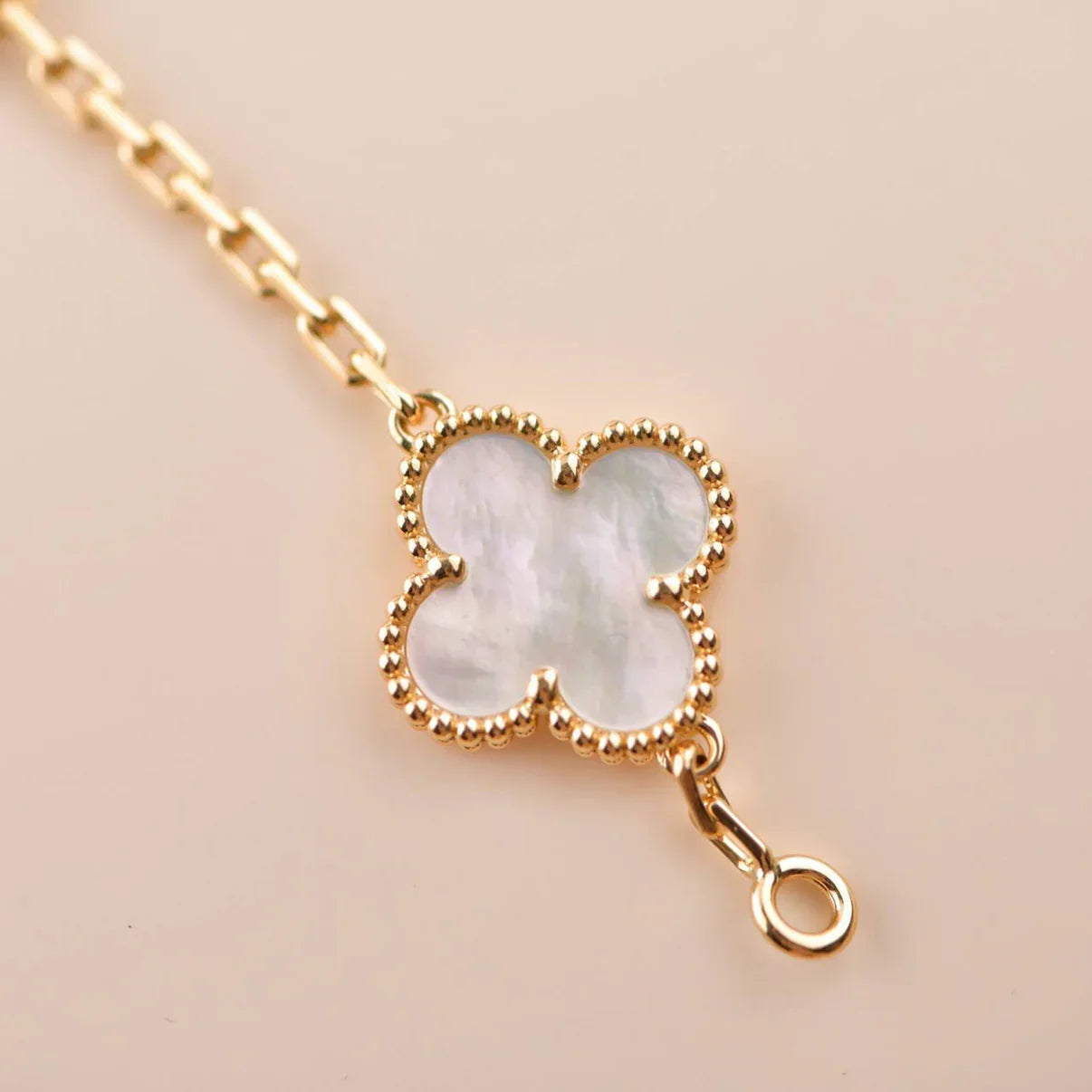 [Saipan]LUCKY CLOVER 5-MOTIF BRACELET - WHITE MOTHER-OF-PEARL COLLECTION