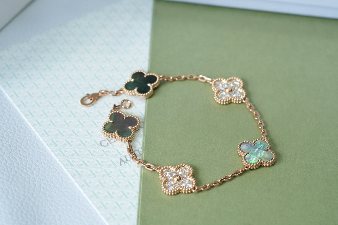 [Saipan]LUCKY CLOVER 5-MOTIF BRACELET - GREY MOTHER-OF-PEARL COLLECTION