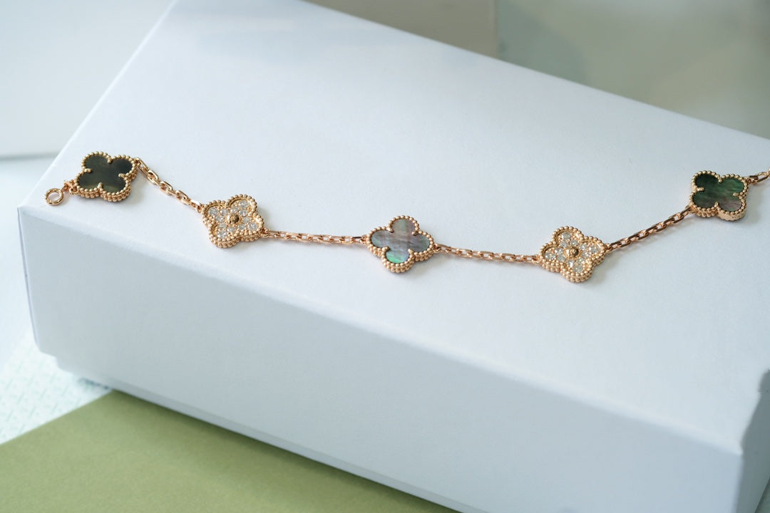 [Saipan]LUCKY CLOVER 5-MOTIF BRACELET - GREY MOTHER-OF-PEARL COLLECTION