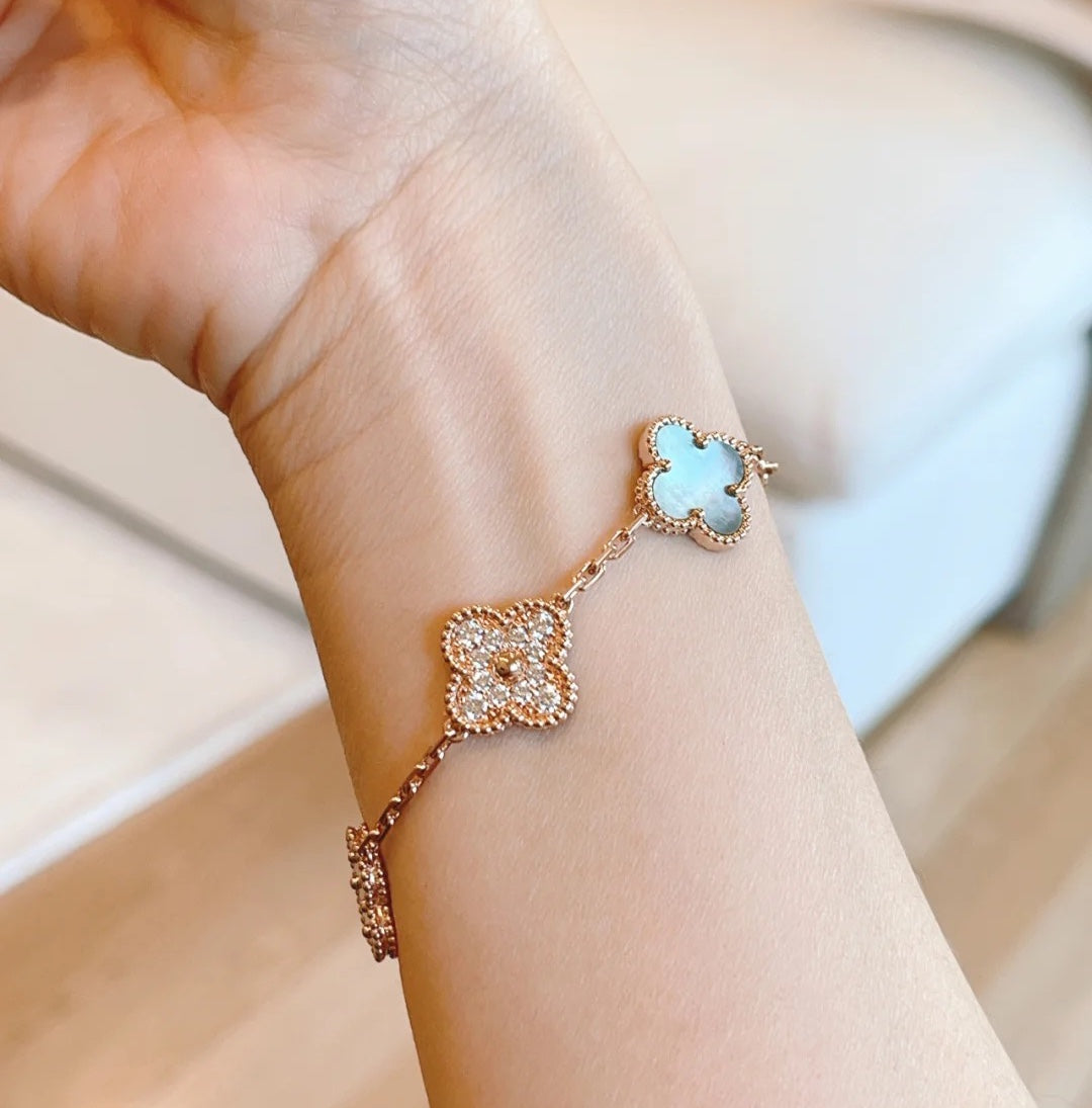 [Saipan]LUCKY CLOVER 5-MOTIF BRACELET - GREY MOTHER-OF-PEARL COLLECTION