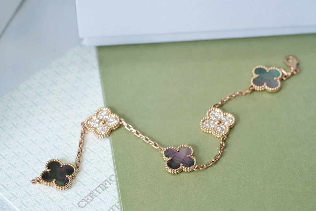 [Saipan]LUCKY CLOVER 5-MOTIF BRACELET - GREY MOTHER-OF-PEARL COLLECTION