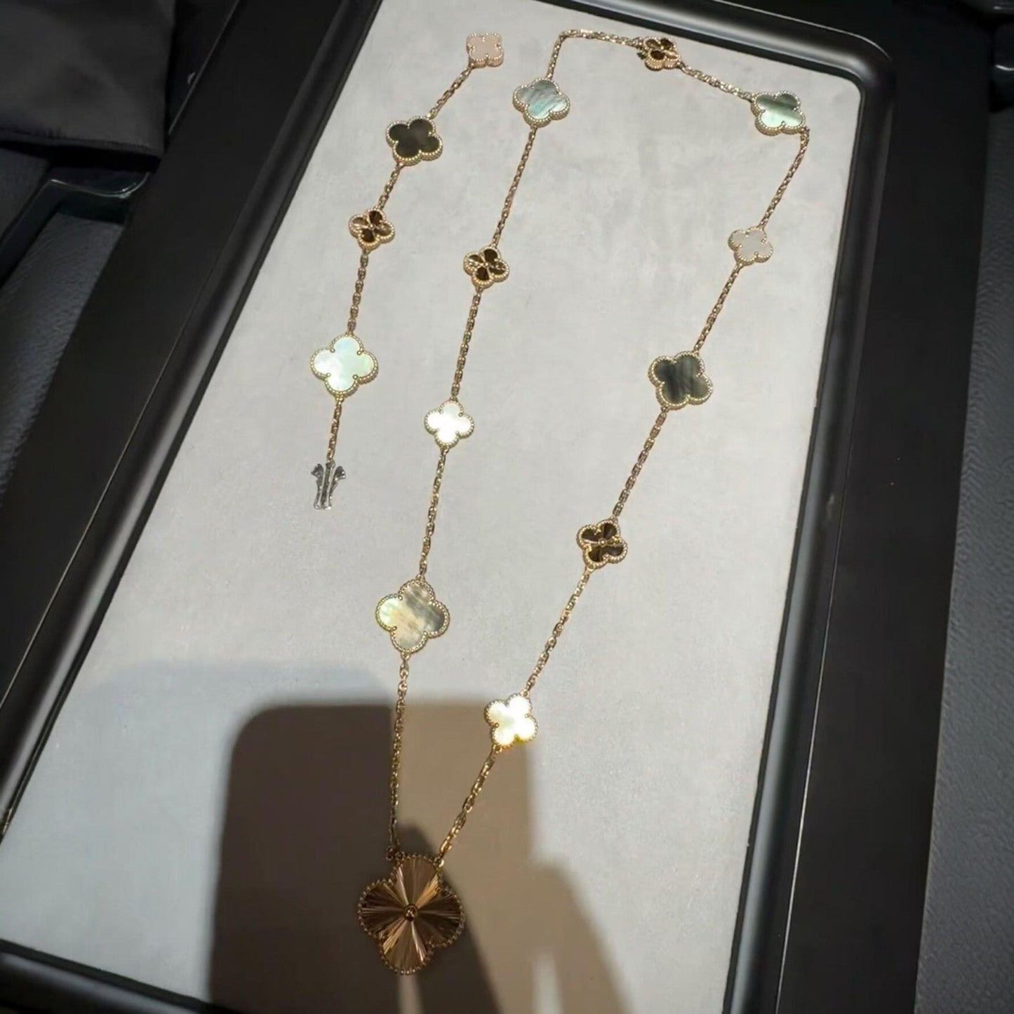 [Saipan]DETACHABLE 15-MOTIF CLOVER STATEMENT SET - GREY MOTHER-OF-PEARL & LASER