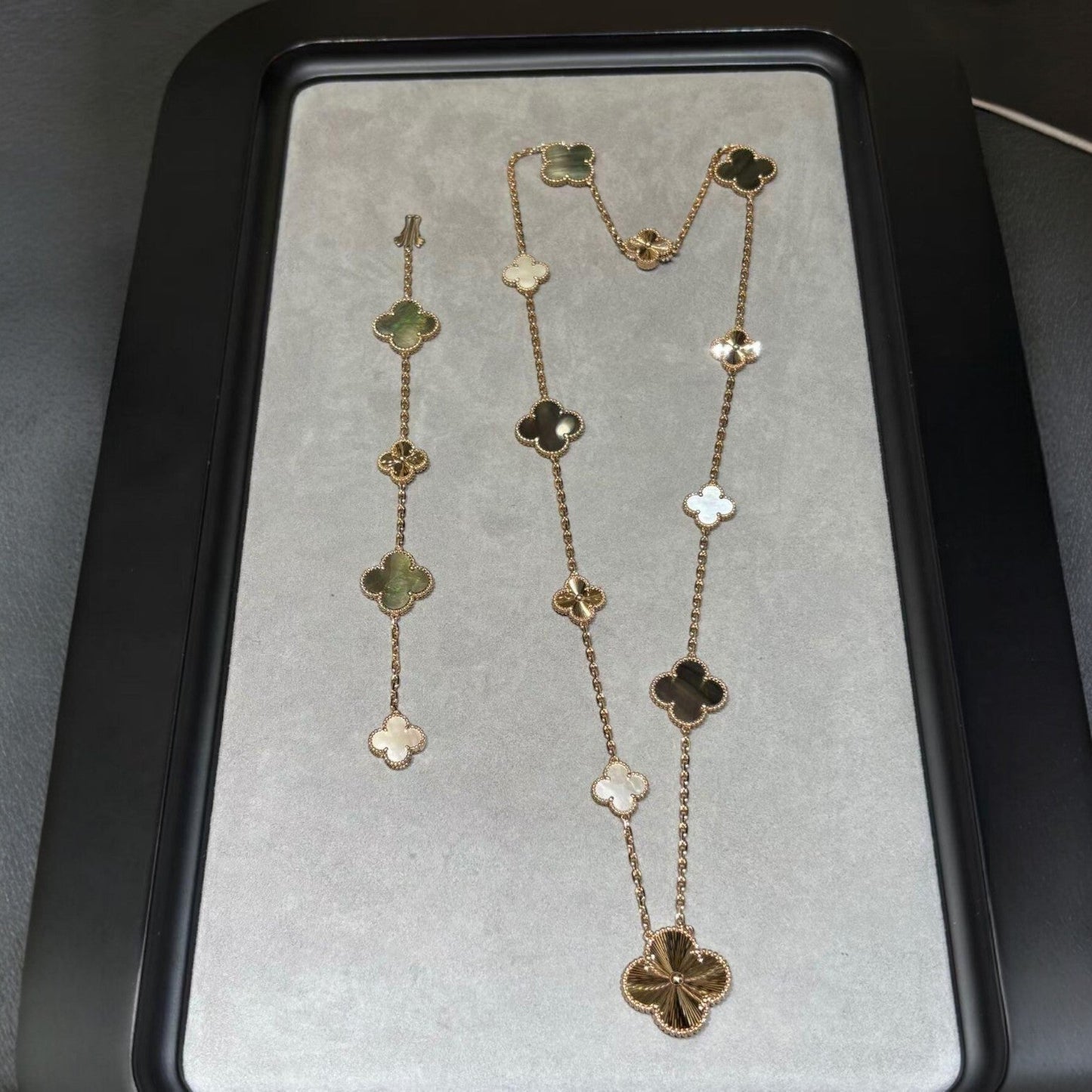 [Saipan]DETACHABLE 15-MOTIF CLOVER STATEMENT SET - GREY MOTHER-OF-PEARL & LASER